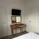 Lunas Lodge, 2 Bedrooms With Ensuites, Parking Nearby, 2 Dogs Welcome *
