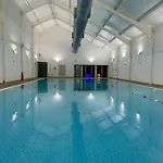 Lunas Lodge, 2 Bedrooms With Ensuites, Parking Nearby, 2 Dogs Welcome *