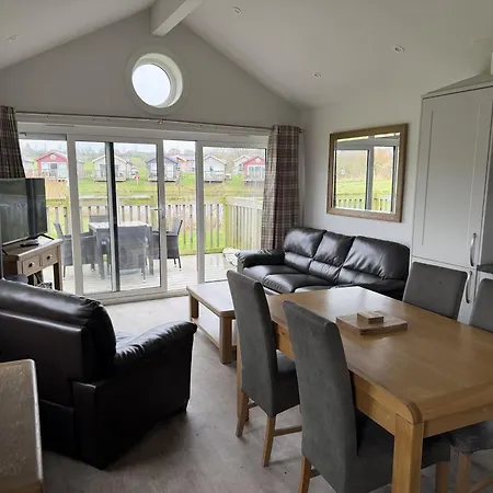 Lunas Lodge, 2 Bedrooms With Ensuites, Parking Nearby, 2 Dogs Welcome Holiday home *