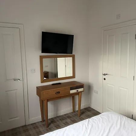 Lunas Lodge, 2 Bedrooms With Ensuites, Parking Nearby, 2 Dogs Welcome *