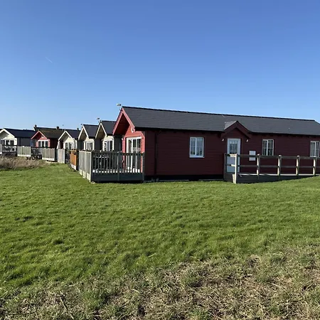 Lunas Lodge, 2 Bedrooms With Ensuites, Parking Nearby, 2 Dogs Welcome *