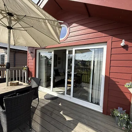 Lunas Lodge, 2 Bedrooms With Ensuites, Parking Nearby, 2 Dogs Welcome *