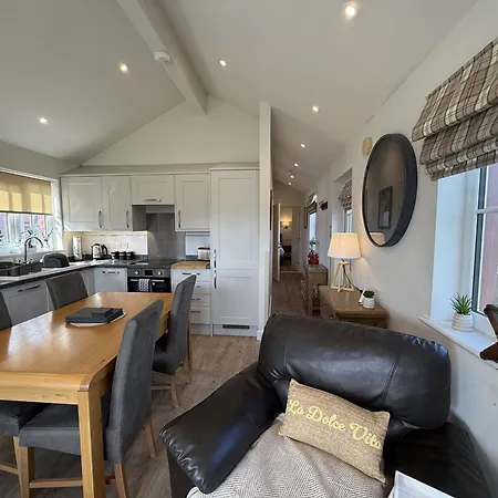 Lunas Lodge, 2 Bedrooms With Ensuites, Parking Nearby, 2 Dogs Welcome