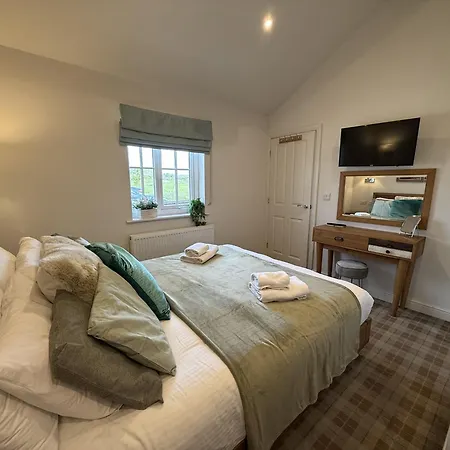 Lunas Lodge, 2 Bedrooms With Ensuites, Parking Nearby, 2 Dogs Welcome Casa de Férias