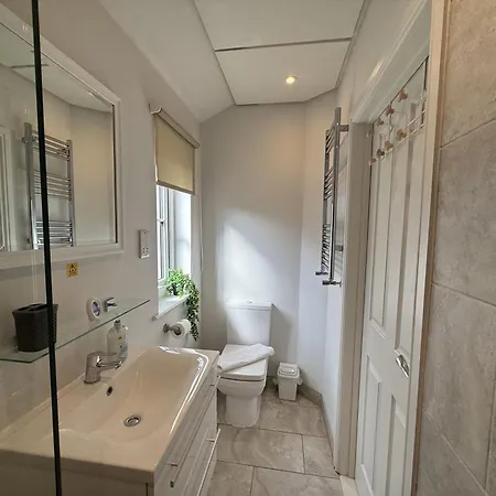 Lunas Lodge, 2 Bedrooms With Ensuites, Parking Nearby, 2 Dogs Welcome