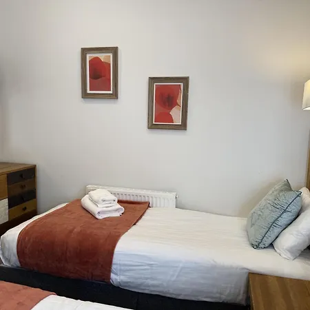 Lunas Lodge, 2 Bedrooms With Ensuites, Parking Nearby, 2 Dogs Welcome