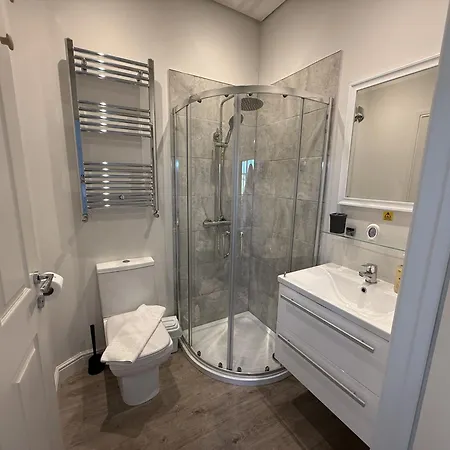 Lunas Lodge, 2 Bedrooms With Ensuites, Parking Nearby, 2 Dogs Welcome