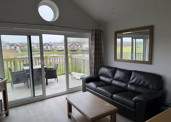 Lunas Lodge, 2 Bedrooms With Ensuites, Parking Nearby, 2 Dogs Welcome Holiday home *