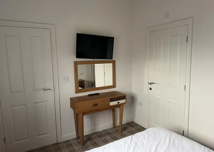 Lunas Lodge, 2 Bedrooms With Ensuites, Parking Nearby, 2 Dogs Welcome *