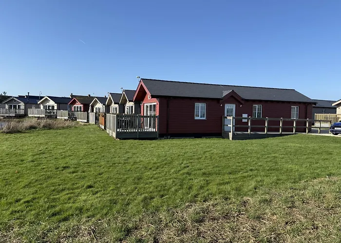 Lunas Lodge, 2 Bedrooms With Ensuites, Parking Nearby, 2 Dogs Welcome *