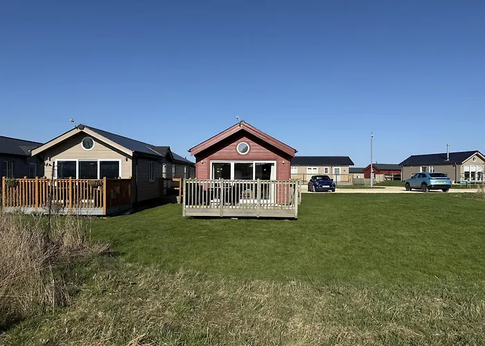 Lunas Lodge, 2 Bedrooms With Ensuites, Parking Nearby, 2 Dogs Welcome *